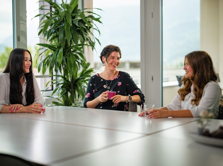 Drei FMA-Teamkolleginnen unterhalten sich entspannt über ihren Job